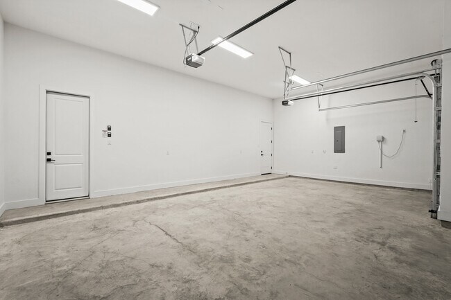 Building Photo - 3607 Wellborn Dr