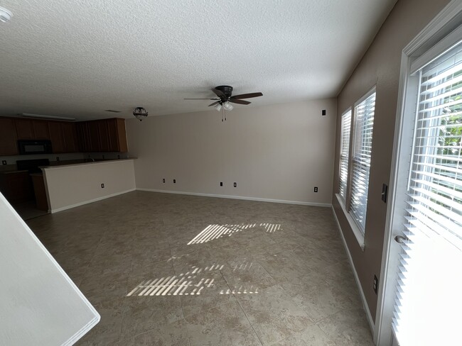 Spacious living room - 5906 Brice Ct