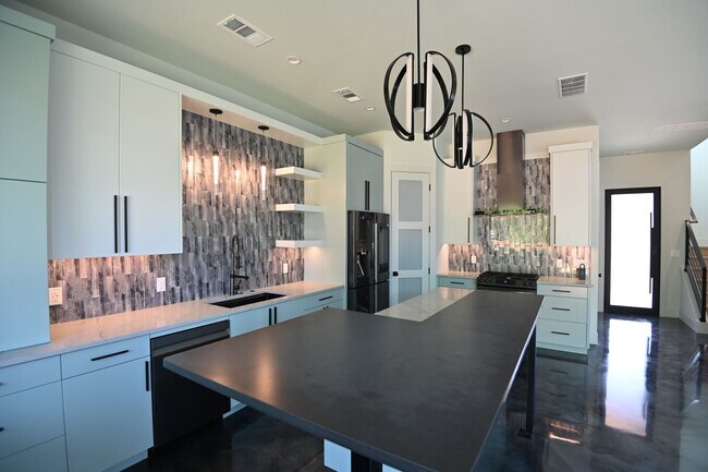 Building Photo - South Austin Oasis