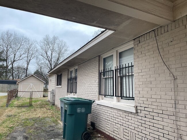 Building Photo - Spacious House in the U of M Area! Coming ...