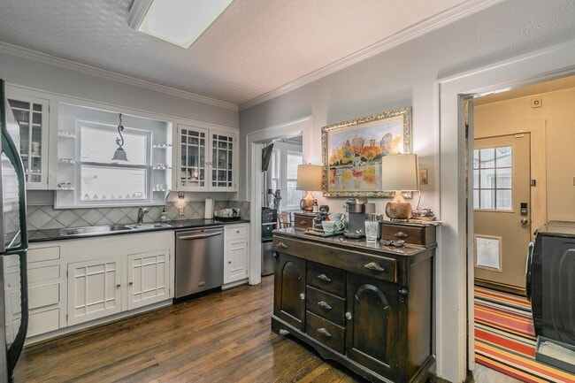 Building Photo - Charming Bungalow - Arlington Heights