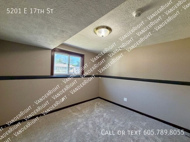 Building Photo - 5201 E 17th St