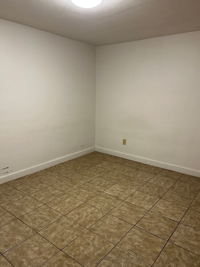 Building Photo - 25 Meta Dr