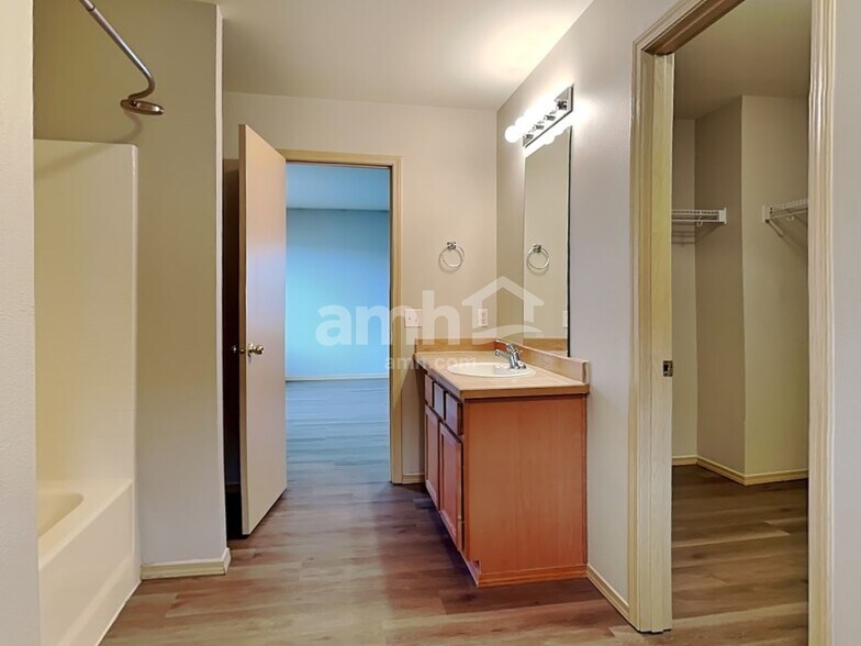 Building Photo - 9523 187 St E