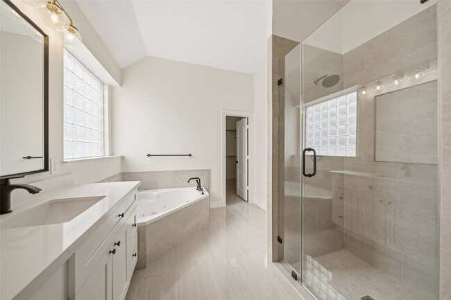 Building Photo - 5622 Lake Pl Dr