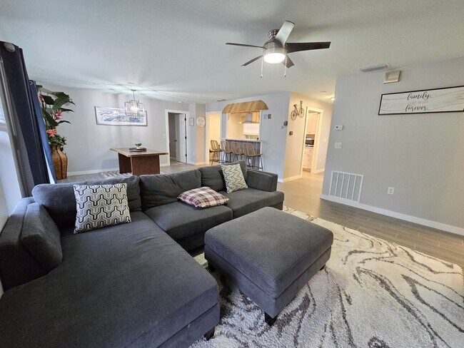 Building Photo - Remodeled 2 bed/ 2 bath/ 2 car garage ~ Annual Rental in Sarasota ~