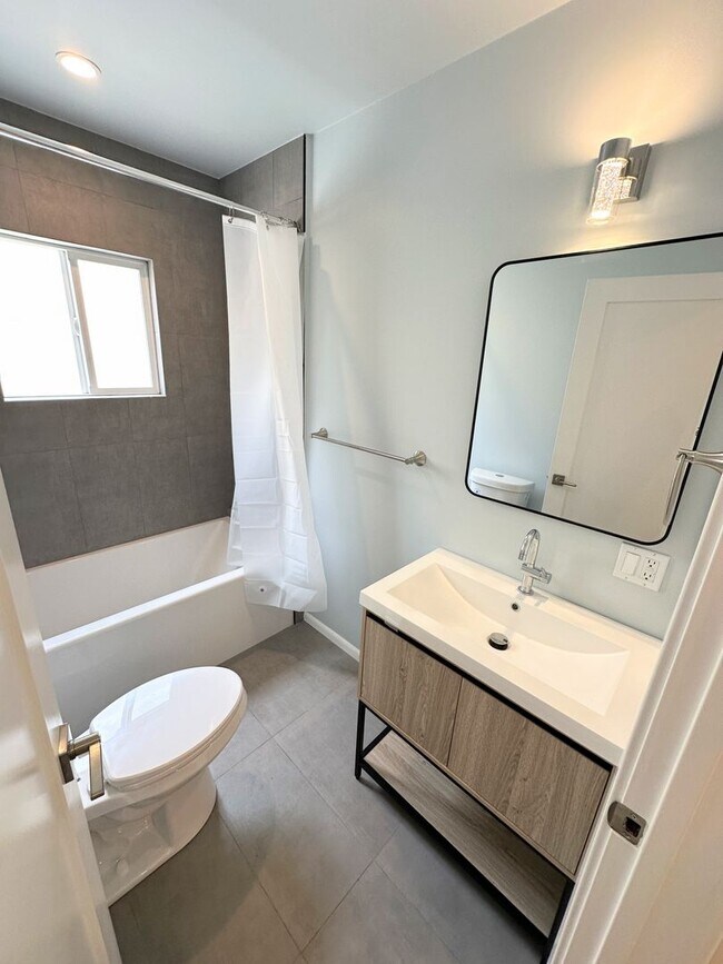 Building Photo - Front Unit, 2bd/1.5 bath with Central A/C and Heat and washer/dryer hookups