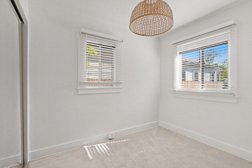 Building Photo - 439 Howland Canal