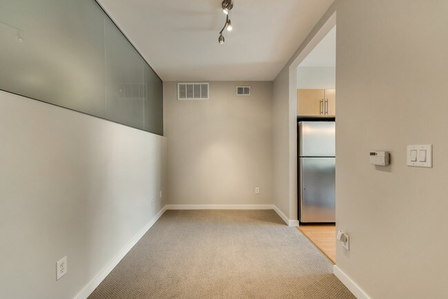 Building Photo - Stunning 2/2 Condo in Oak Lawn!