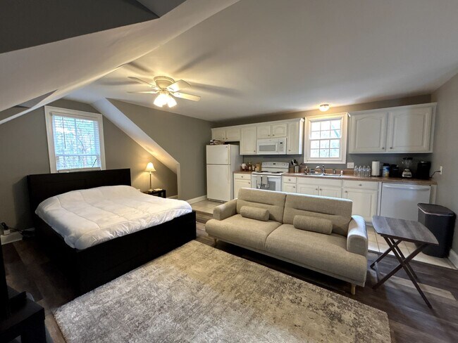 Building Photo - Beautiful and Convenient Private Apartment...