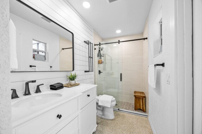 Building Photo - 366 W Osceola Ln