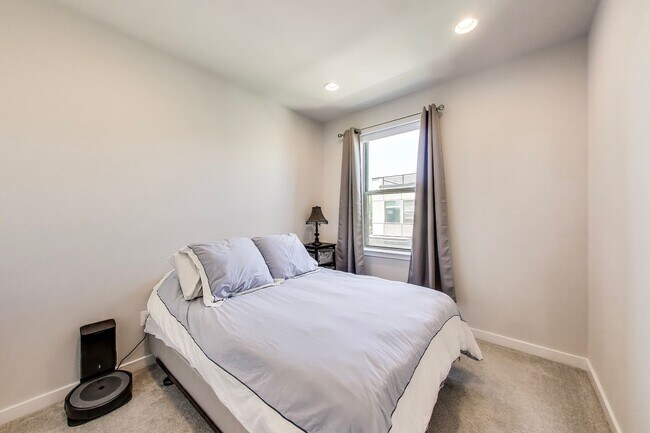Building Photo - Stunning Contemporary Townhome - 4 Bedroom...
