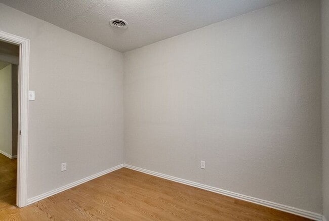 Building Photo - No Application Fees* $500 off 1st months r...