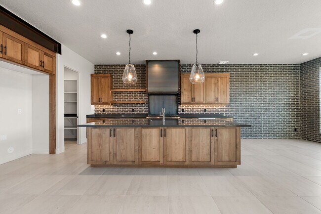 Building Photo - 98 S Carbon Rivet Ave