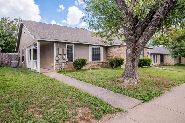 Building Photo - 2 Bedroom, 1 Bath Duplex with 1 Car Garage...