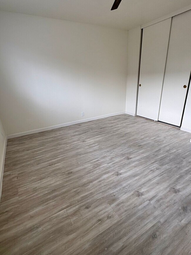 Building Photo - 1951 N Ventura Rd