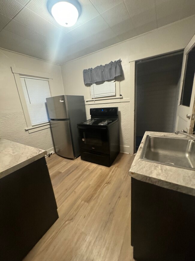 Building Photo - 165 Huff St