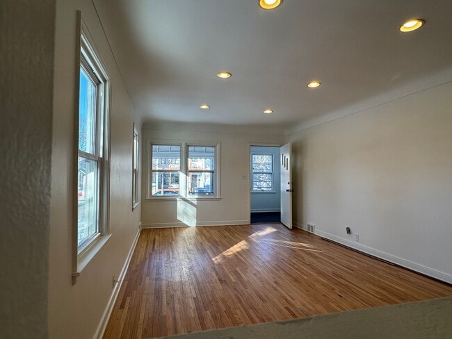 Building Photo - Single Family Home - GREAT Location - High End Finishes