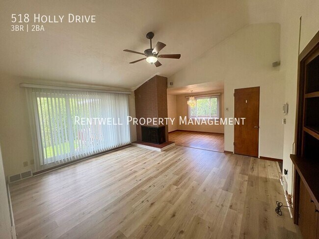 Building Photo - 518 Holly Dr