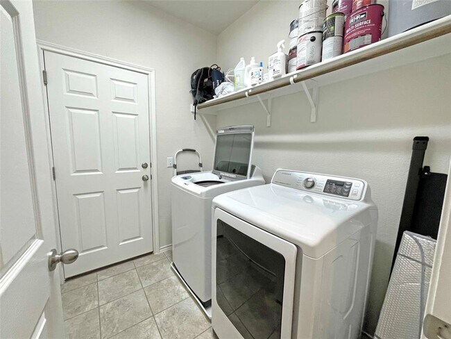 Building Photo - 13313 Henneman Dr