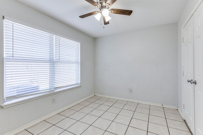 Building Photo - Dynamite Duplex in Arlington - Great Space!