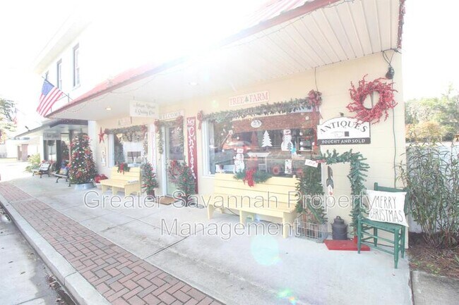 Building Photo - 402 E 3rd St