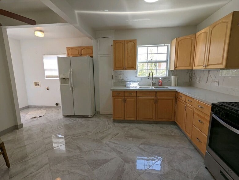 Building Photo - 6619 Willoughby Ave