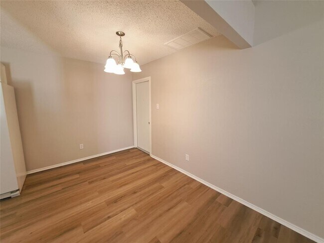 Building Photo - 840 Topaz Ln