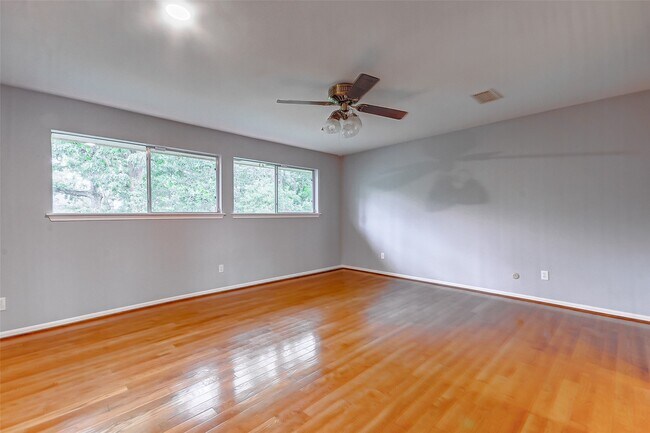 Building Photo - 201 Vanderpool Ln