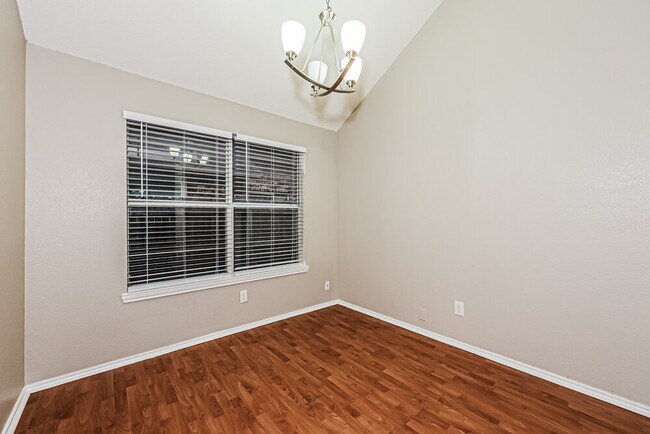 Building Photo - 208 Vines Dr