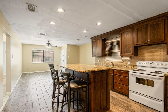 Building Photo - 104 Hackberry Ln