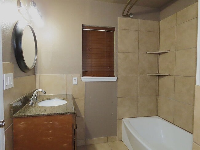 Building Photo - Country Living-City Close! 3 Bedroom, 2 Ba...