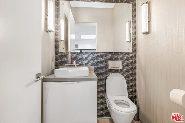 Building Photo - 1717 Sunset Plaza Dr