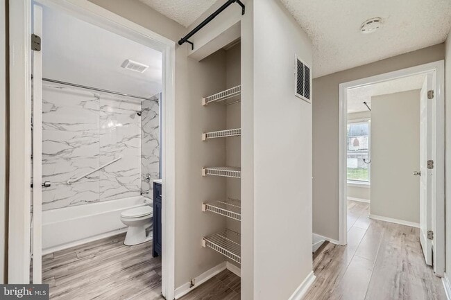 Building Photo - Modern 2-Bedroom Gem with Deck