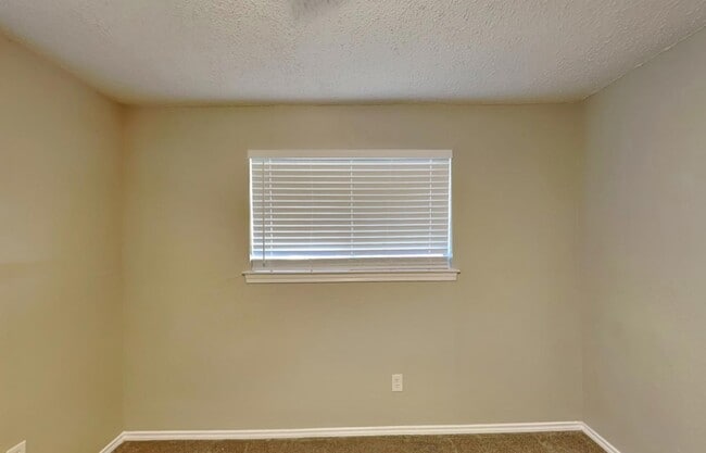 Building Photo - MOVE IN READY