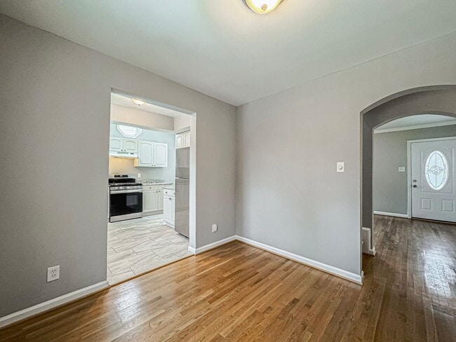 Building Photo - Charming 3 Bed 3 Bath Sitting On A Large Lot In Beautiful Summit Veitch