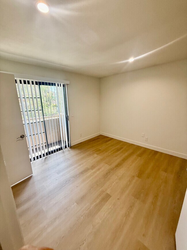 Building Photo - 12121 Moorpark St