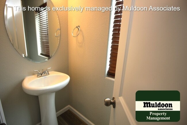 Building Photo - Beautiful end unit townhome