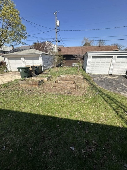 Building Photo - 514 W Lakeside St