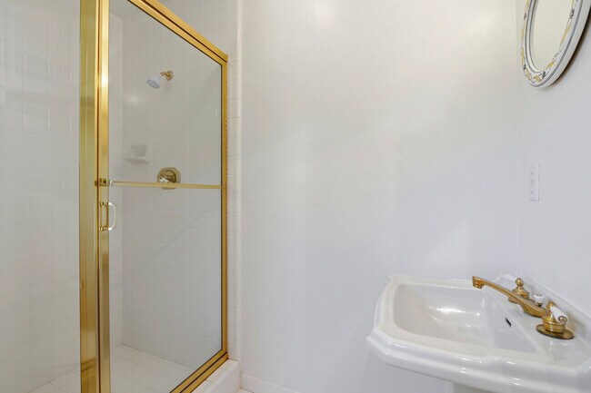 Building Photo - 1825 White Oak Dr