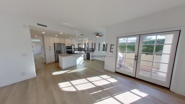 Building Photo - Beautiful 3BD 3.5BA Townhome in Newport Heights