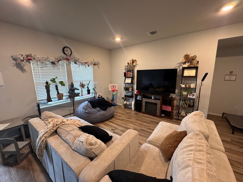 Building Photo - 642 Wyatt Wy