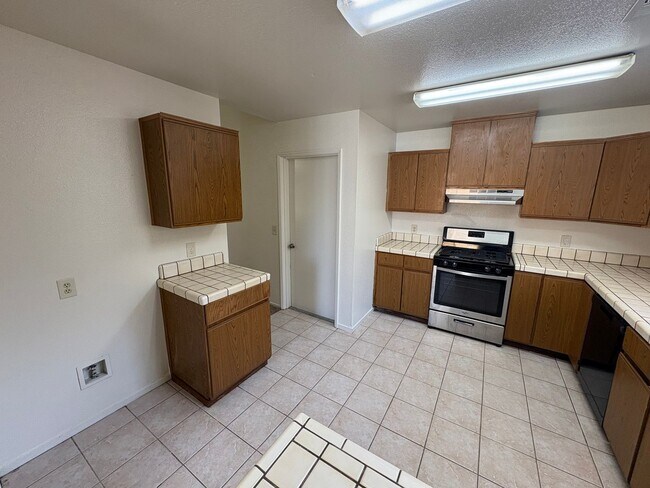 Building Photo - NW Visalia home available in a great neighborhood! available soon