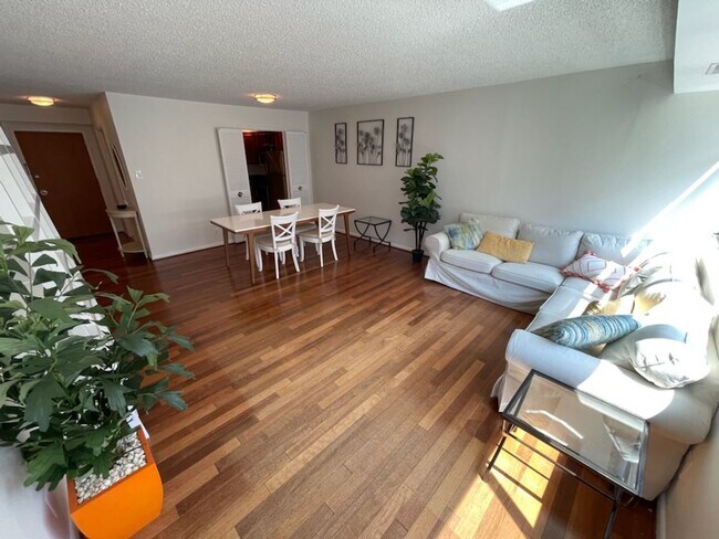 Building Photo - 2 bedroom 2 bath WITH PARKING