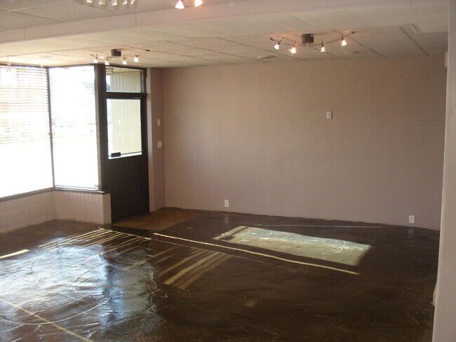 Building Photo - 1002 W Oakland Ave