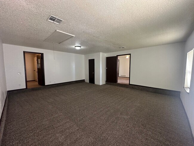 Building Photo - Spacious 4 bed, 1.5 bath