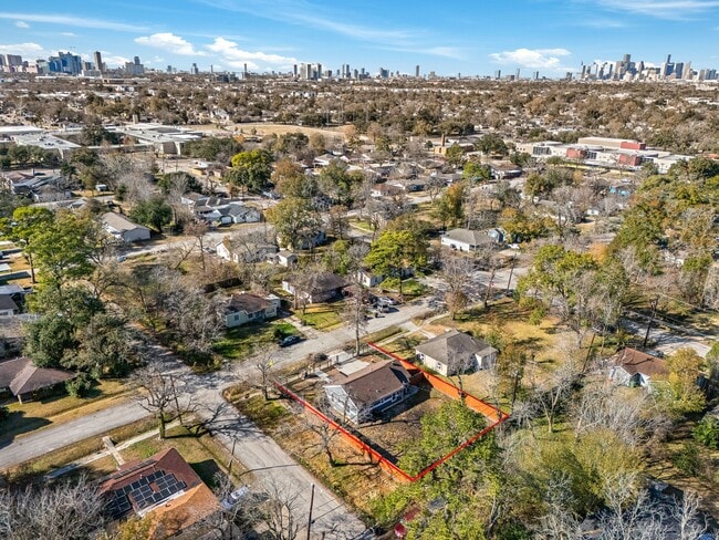 Building Photo - 6911 Sherwood Dr