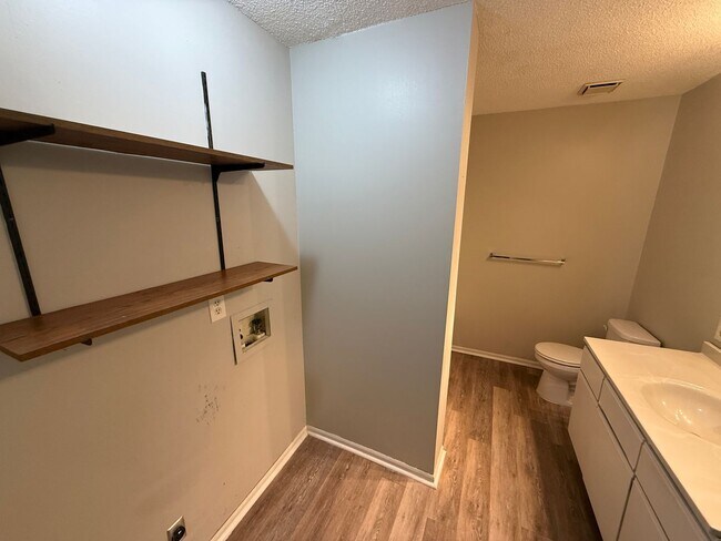 Building Photo - 2BR 1BA Duplex w/ Garage and Shared Yard in Blue Springs