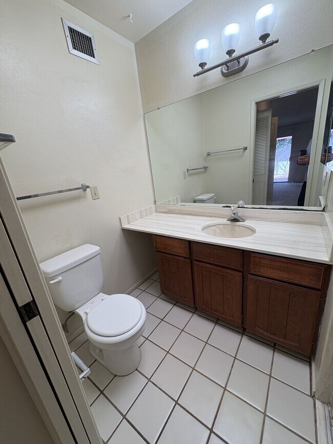 Building Photo - 9061 E Palms Park Dr
