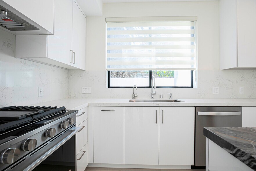 Building Photo - 6426 Varna Ave
